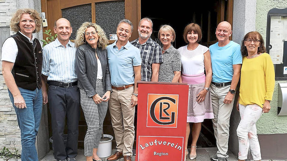 Ein neuer Vorstand wurde gewählt. Von links: Max Eineichner, Georg Stifter, Sylvia Haas, Franz Starzer, Erwin Geiger, Claudia Reiseck, Georgia Lunz, Hans Starzer und Maria Stögbauer-Hornig