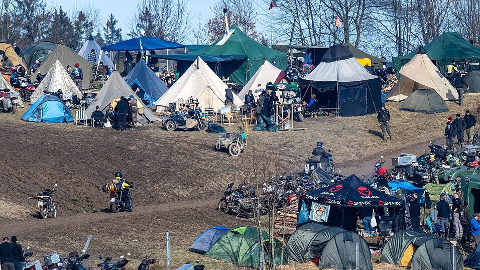 Traditionell zelten viele der Teilnehmer des Elefantentreffens.