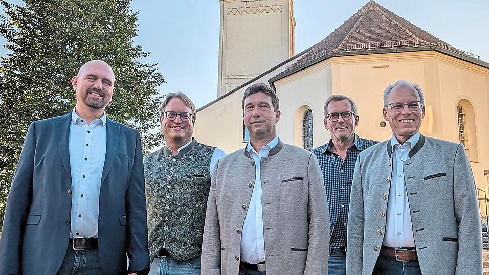 Ein „Kammeringer“ geht ins Rennen um den Bürgermeistersessel: Martin Aigner (M.) mit seinem Team der CSU-Verantwortlichen Sebastian Rembeck (v.l.) Martin Wurster, Dr. Helmut Steininger und Günter Gsödl. Ein „Kammeringer“ geht ins Rennen um den Bürgermeistersessel: Martin Aigner (M.) mit seinem Team der CSU-Verantwortlichen Sebastian Rembeck (v.l.) Martin Wurster, Dr. Helmut Steininger und Günter Gsödl.