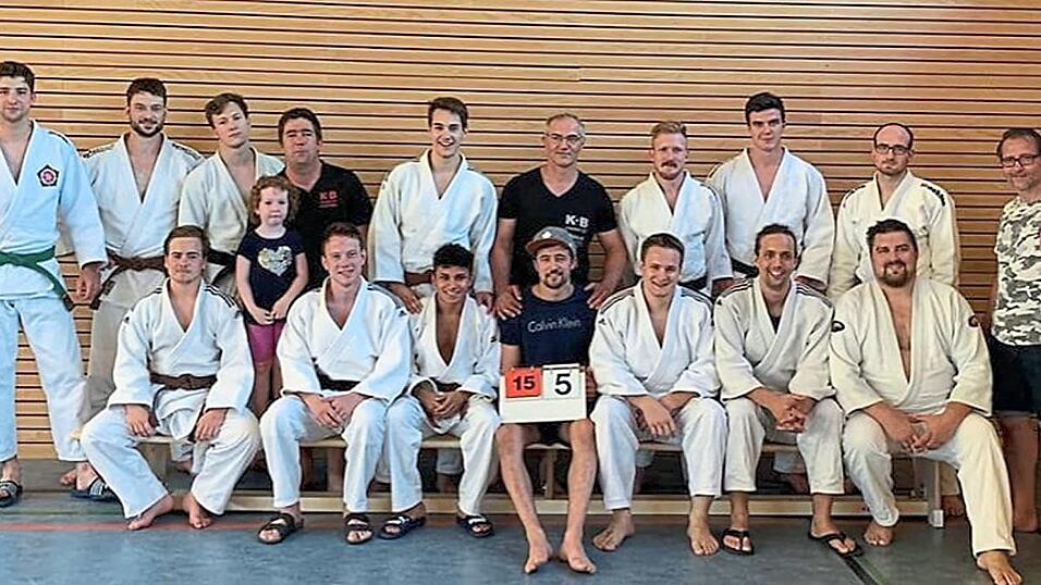 Allen Grund zur Freude hat der FC Rötz nach dem überzeugenden Auftritt in Neutraubling. Allen Grund zur Freude hat der FC Rötz nach dem überzeugenden Auftritt in Neutraubling.