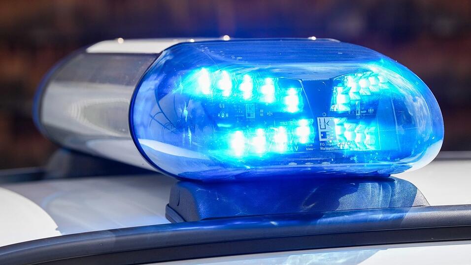 Bei dem Unfall ist ein Mensch verletzt worden. (Symbolbild)