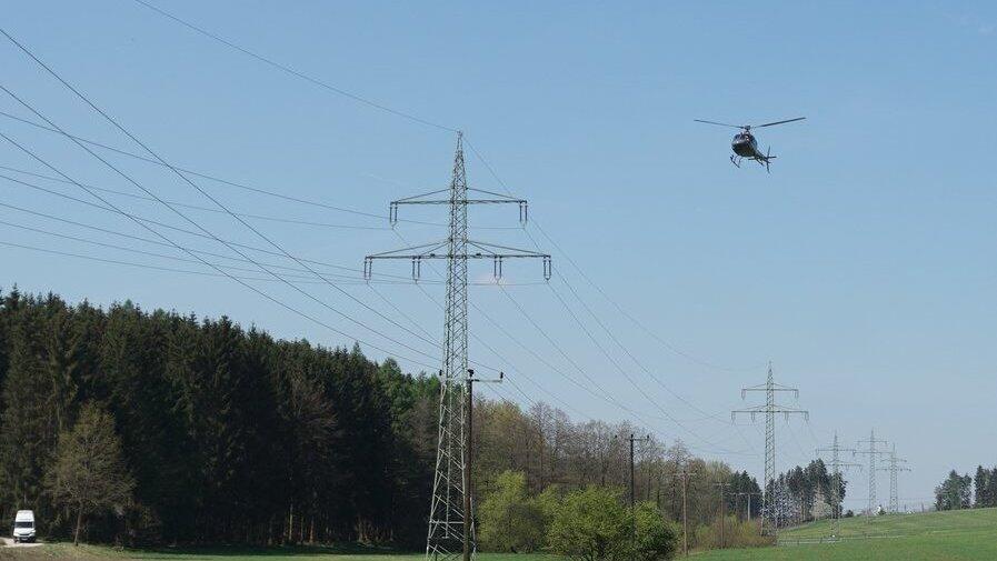 Der Pilot wird die Stromleitung nah ansteuern, damit Techniker sie beurteilen k&ouml;nnen. (Archiv)