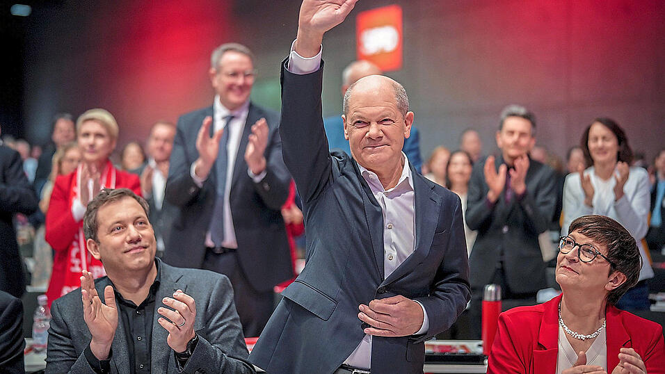 Bundeskanzler Olaf Scholz (M.) ist jetzt auch ganz offiziell Kanzlerkandidat seiner SPD.