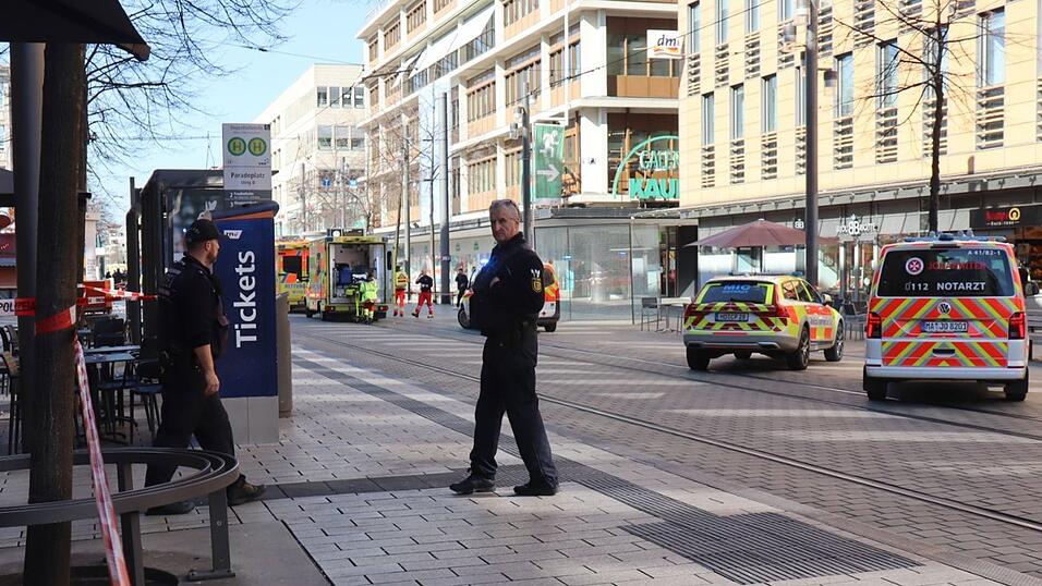 Nach der Todesfahrt in Mannheim bleiben Kaufhäuser am Dienstag geschlossen.