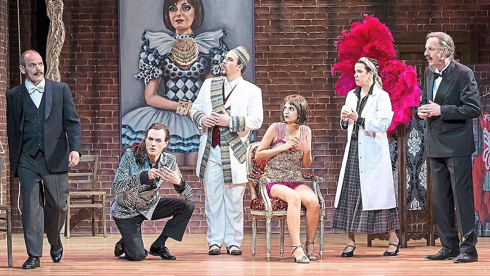 Szenenbild mit Peter Tilch (Dr. Sch&ouml;n), Edward Leach (Alwa), Roman Pichler (Prinz), Natasha Sall&egrave;s (Lulu), Sabine Noack (Garderobiere), Franziskus Rohmert (Theaterdirektor).