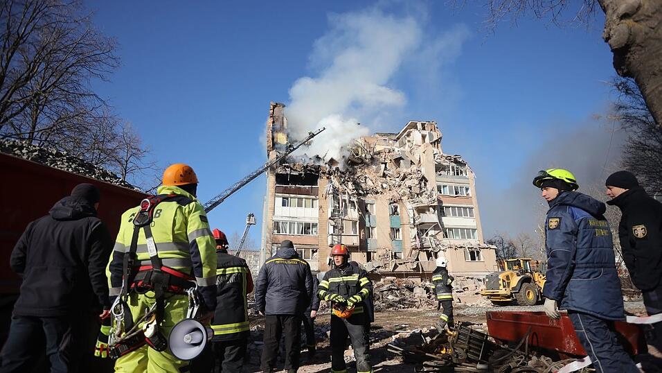 In den Trümmern des Wohnblocks in Ternopil werden immer noch Verschüttete vermutet. In den Trümmern des Wohnblocks in Ternopil werden immer noch Verschüttete vermutet.