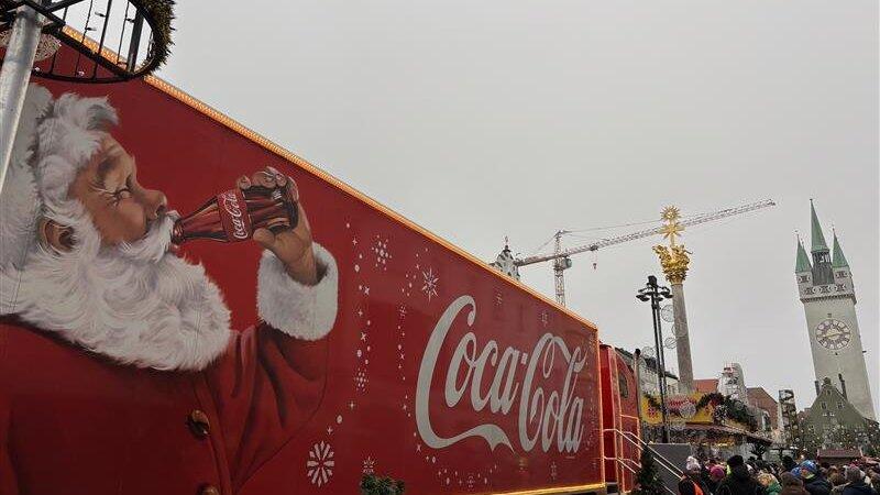Viele Fans zieht es zum Coca-Cola-Truck. Viele Fans zieht es zum Coca-Cola-Truck.