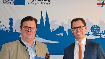 IHK-Gremiumsvorsitzender Klaus Sperling (links) und IHK-Gesch&auml;ftsf&uuml;hrer Manuel Lorenz bei der Vorstellung der aktuellen Standortumfrage in Abensberg.