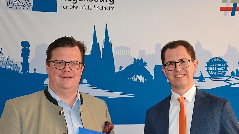 IHK-Gremiumsvorsitzender Klaus Sperling (links) und IHK-Gesch&auml;ftsf&uuml;hrer Manuel Lorenz bei der Vorstellung der aktuellen Standortumfrage in Abensberg.