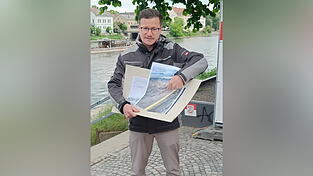 Arch&auml;ologe Johannes Sebrich erl&auml;utert die Funde.