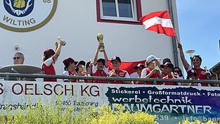 Das Team &Ouml;sterreich verdient sich den umk&auml;mpften Pokal.