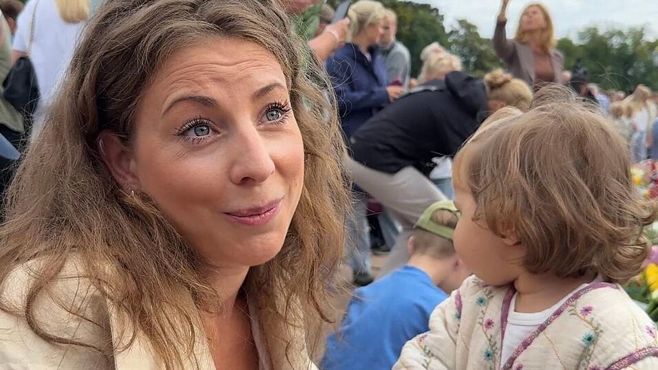 Ingeborg Skomedal Torvanger wollte mit ihrer Tochter Lara in diesen historischen Tagen gemeinsam mit anderen Norwegern trauern. Ingeborg Skomedal Torvanger wollte mit ihrer Tochter Lara in diesen historischen Tagen gemeinsam mit anderen Norwegern trauern.