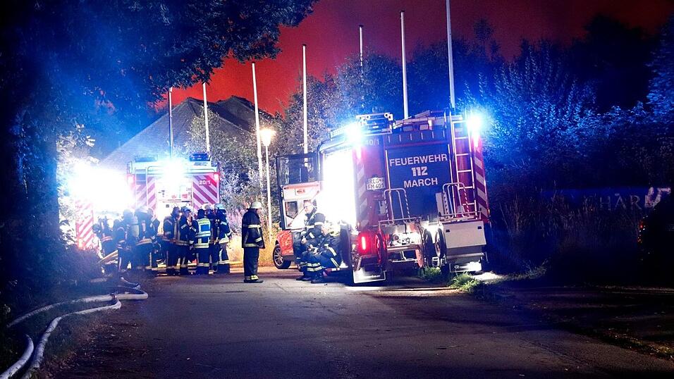 Wichtigstes Ziel der rund 400 Einsatzkräfte vor Ort war es, ein Übergreifen der Flammen auf den Wald zu verhindern - bislang sieht es danach aus, als wäre dies gelungen. Wichtigstes Ziel der rund 400 Einsatzkräfte vor Ort war es, ein Übergreifen der Flammen auf den Wald zu verhindern - bislang sieht es danach aus, als wäre dies gelungen.