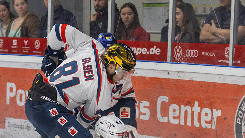 Die Eisb&auml;ren Regensburg (rote Trikots) haben am Sonntag zur&uuml;ckgebissen und die DEL2-Finalserie gegen die Kassel Huskies auf 1:1 ausgeglichen.