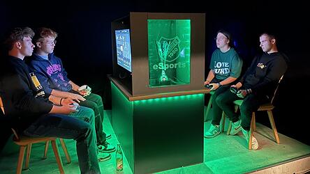 E-Sport beim SV Thenried: Die selbst gebaute Gamestation mit zwei Monitoren - die Beleuchtung nat&uuml;rlich in der Vereinsfarbe Gr&uuml;n
