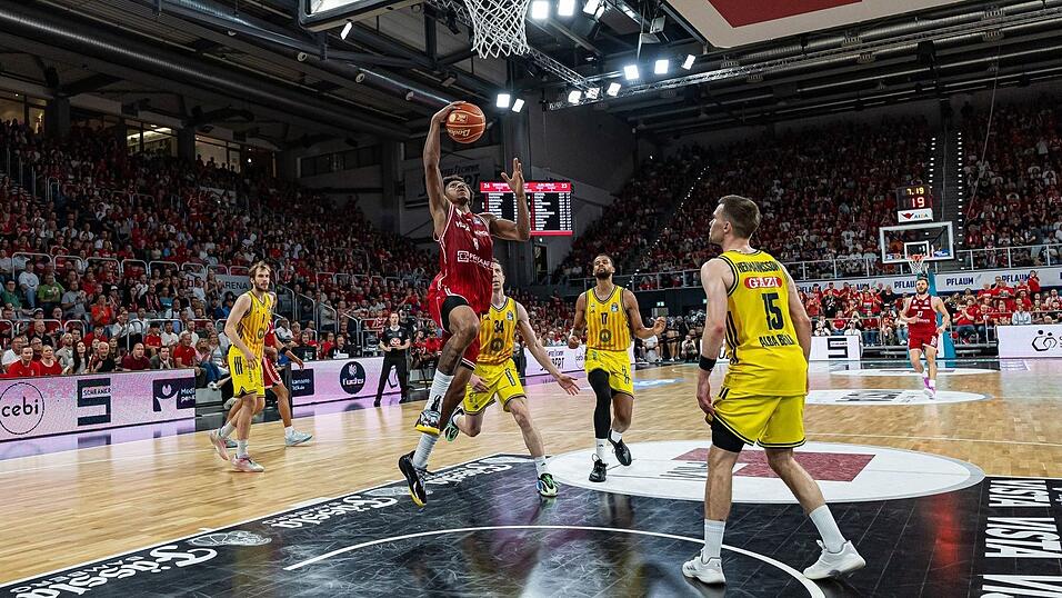 Bambergs Demarcus Demonia steigt ungest&ouml;rt zum Berliner Korb hoch.