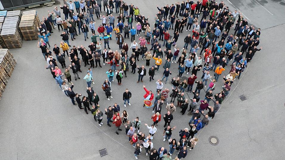 Nach der Betriebsversammlung am Donnerstag bildeten die Rodenstock-Mitarbeiter ein Herz.