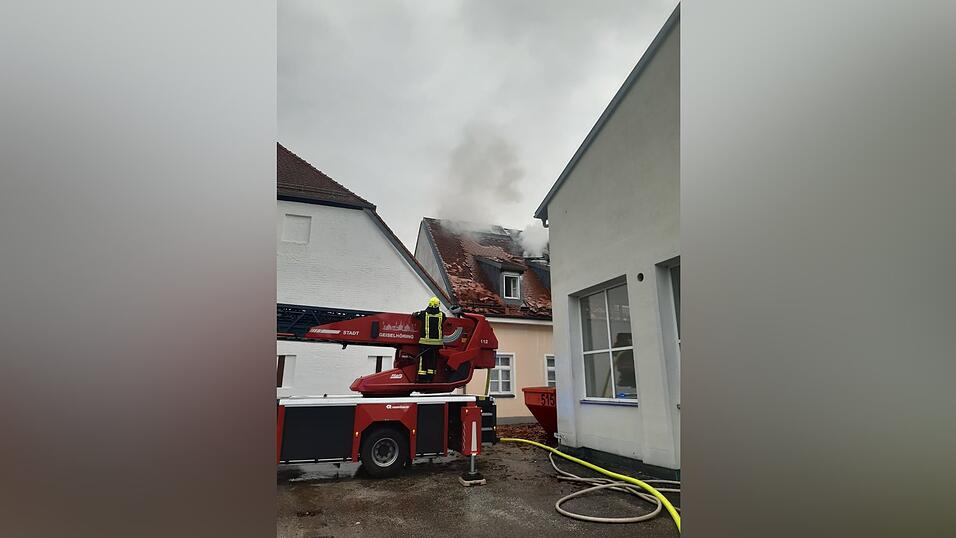 Der Brand in Mengkofen h&auml;lt die Einsatzkr&auml;fte der Feuerwehr in Atem.&nbsp;