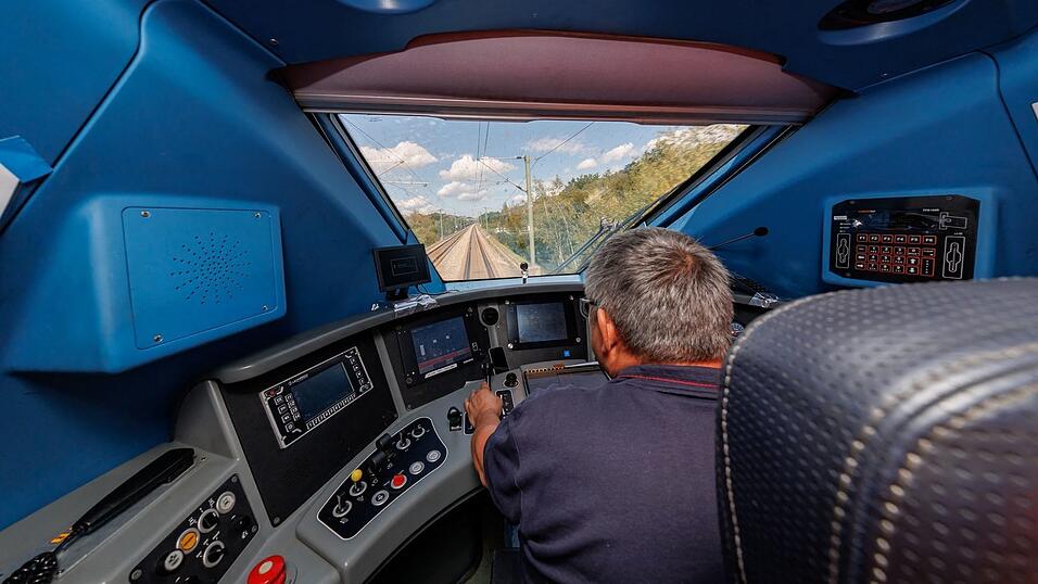 Der Schnellzug erreicht bei den Probefahrten eine Geschwindigkeit von bis zu 300 Kilometer pro Stunde. Der Schnellzug erreicht bei den Probefahrten eine Geschwindigkeit von bis zu 300 Kilometer pro Stunde.