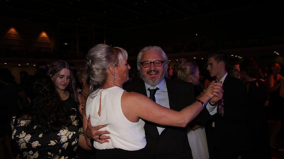 Die Bilder vom Abschlussball der Tanzschule Seidel in der Fraunhofer-Halle am 28. November. Die Bilder vom Abschlussball der Tanzschule Seidel in der Fraunhofer-Halle am 28. November.