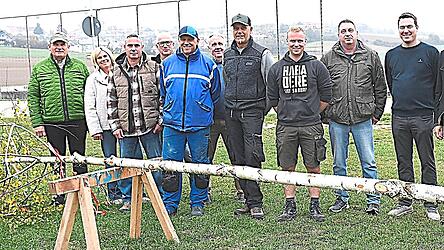 Zum zweiten Mal unter Regie von Abteilungsleiter Korbinian Isligner (5. v. r.) wurde ein Kirtabaum vom Skiclub aufgestellt. Mit dabei auch Bürgermeister Toni Schmid (l.) und TSV-Vorstand Rudi Arnold (2. v. r.). Zum zweiten Mal unter Regie von Abteilungsleiter Korbinian Isligner (5. v. r.) wurde ein Kirtabaum vom Skiclub aufgestellt. Mit dabei auch Bürgermeister Toni Schmid (l.) und TSV-Vorstand Rudi Arnold (2. v. r.).