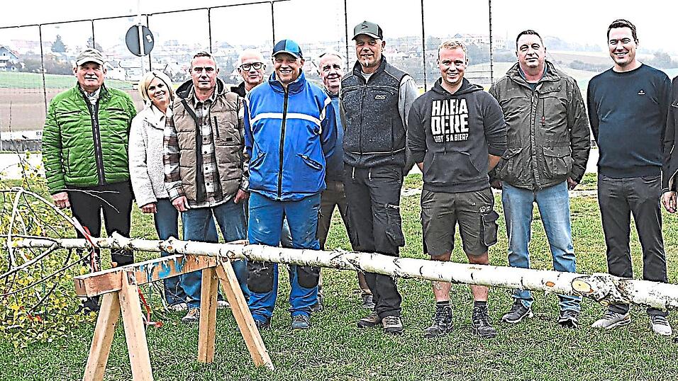 Zum zweiten Mal unter Regie von Abteilungsleiter Korbinian Isligner (5. v. r.) wurde ein Kirtabaum vom Skiclub aufgestellt. Mit dabei auch Bürgermeister Toni Schmid (l.) und TSV-Vorstand Rudi Arnold (2. v. r.). Zum zweiten Mal unter Regie von Abteilungsleiter Korbinian Isligner (5. v. r.) wurde ein Kirtabaum vom Skiclub aufgestellt. Mit dabei auch Bürgermeister Toni Schmid (l.) und TSV-Vorstand Rudi Arnold (2. v. r.).