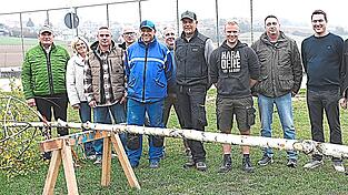 Zum zweiten Mal unter Regie von Abteilungsleiter Korbinian Isligner (5. v. r.) wurde ein Kirtabaum vom Skiclub aufgestellt. Mit dabei auch Bürgermeister Toni Schmid (l.) und TSV-Vorstand Rudi Arnold (2. v. r.). Zum zweiten Mal unter Regie von Abteilungsleiter Korbinian Isligner (5. v. r.) wurde ein Kirtabaum vom Skiclub aufgestellt. Mit dabei auch Bürgermeister Toni Schmid (l.) und TSV-Vorstand Rudi Arnold (2. v. r.).