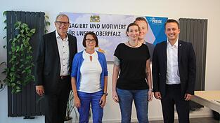 MdL Julian Preidl (rechts) und MdL Thomas Zöller (links), Patienten- und Pflegebeauftragter der Bayerischen Staatsregierung, mit Anja Fischer vom Landratsamt (Zweite von links) und Pflegekraft Antonia Hastreiter.