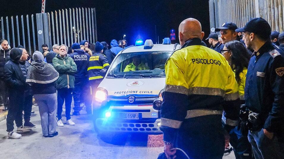 Erneut bebt die Erde in den Phlegräischen Feldern. Menschen laufen verängstigt auf die Straße. Erneut bebt die Erde in den Phlegräischen Feldern. Menschen laufen verängstigt auf die Straße.