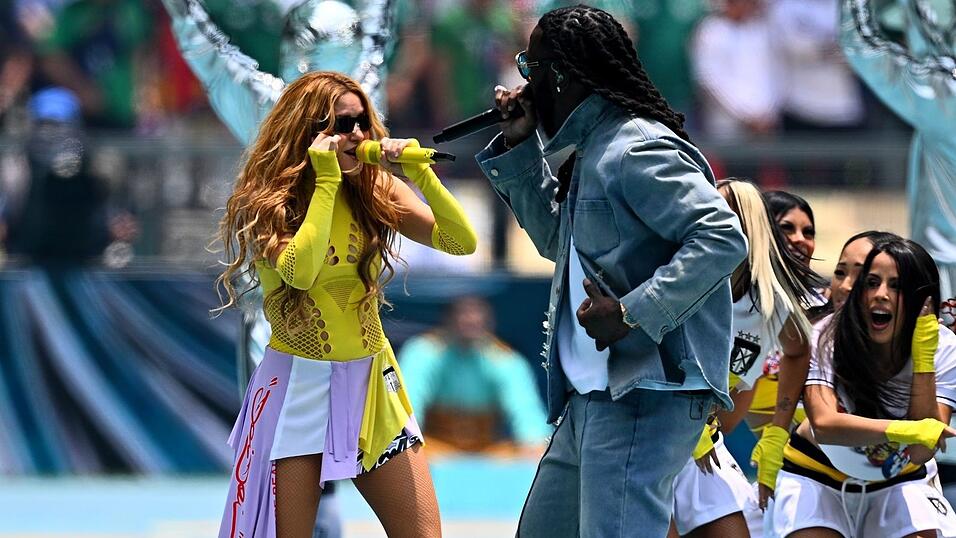 Superstar Shakira (l) und Burna Boy performen den WM-Song «Dai Dai». Superstar Shakira (l) und Burna Boy performen den WM-Song «Dai Dai».