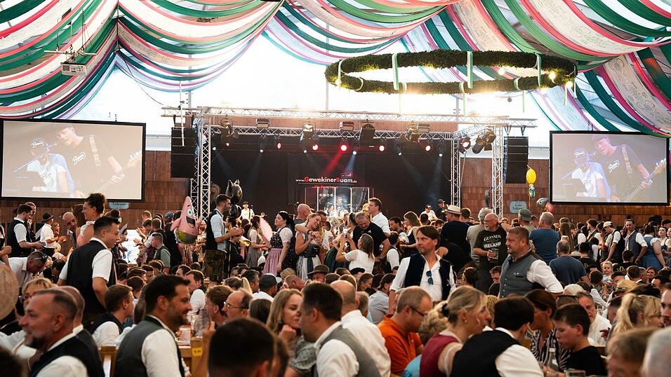 Die Partybilder vom Freitag, 14. August, aus dem Festzelt Weckmann. Die Partybilder vom Freitag, 14. August, aus dem Festzelt Weckmann.