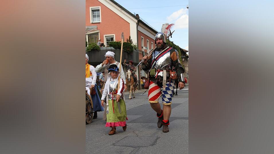 Die schönsten Augenblicke des historischen Drachenstich-Festzuges 2016. Die schönsten Augenblicke des historischen Drachenstich-Festzuges 2016.