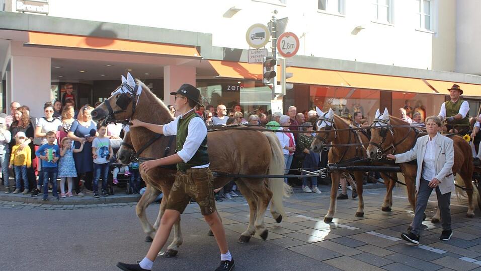 Viele Besucher verfolgten am Sonntag den Umzug auf dem Vilsbiburger Stadtplatz. Viele Besucher verfolgten am Sonntag den Umzug auf dem Vilsbiburger Stadtplatz.
