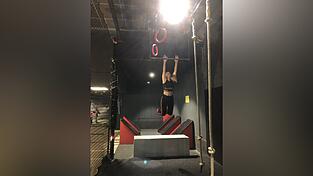 Redakteurin Kerstin schwingt sich beim Ninja-Sport durch einen Parcours.