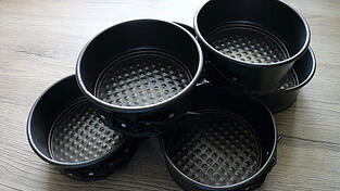 Wer mag, kann statt einer großen auch mehrere kleine Springformen verwenden. Wer mag, kann statt einer großen auch mehrere kleine Springformen verwenden.