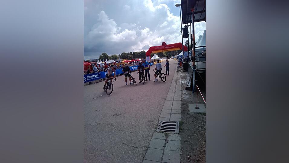 Die ersten Radler der 100 Kilometer Tour trafen ein.