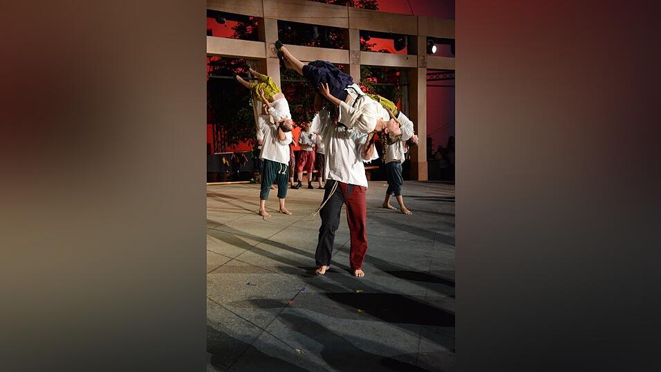 In der Pause hatte die Showtanzgruppe 'Flip Flops' Zeit, ihr ganzes Können zu präsentieren. (Fotos: Ulli Scharrer) In der Pause hatte die Showtanzgruppe 'Flip Flops' Zeit, ihr ganzes Können zu präsentieren. (Fotos: Ulli Scharrer)