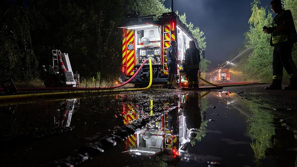 Mehr als 180 Einsatzkräfte waren am Dienstag mit der Bekämpfung des Feuers beschäftigt. Mehr als 180 Einsatzkräfte waren am Dienstag mit der Bekämpfung des Feuers beschäftigt.