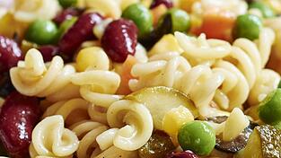 Unter anderem wird Nudelsalat zurückgerufen. (Symbolbild) Unter anderem wird Nudelsalat zurückgerufen. (Symbolbild)