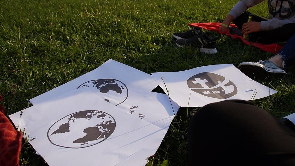 Die KLJB Laberweinting beginnt ihr Projektwochenende Ökologie im Rahmen der 72-Stunden-Aktion mit einem geistlichen Impuls und Glockenläuten im Pfarrgarten. Die KLJB Laberweinting beginnt ihr Projektwochenende Ökologie im Rahmen der 72-Stunden-Aktion mit einem geistlichen Impuls und Glockenläuten im Pfarrgarten.