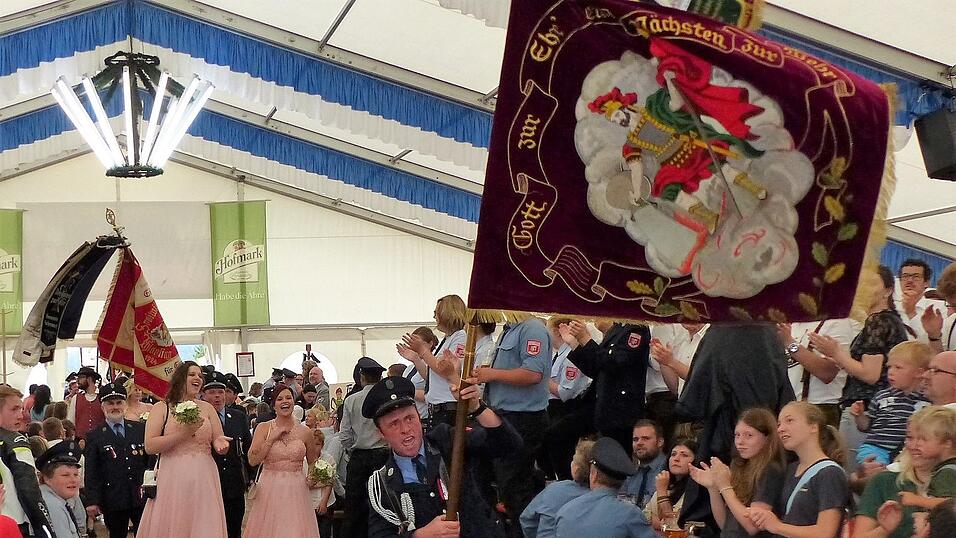 Die Fahnenparade schloss den Festzug ab.