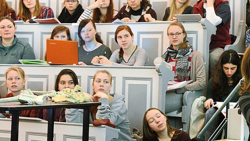 Medizinstudenten verfolgen (vor der Corona-Pandemie) eine Vorlesung zu Gelenken und Muskeln. Medizinstudenten verfolgen (vor der Corona-Pandemie) eine Vorlesung zu Gelenken und Muskeln.