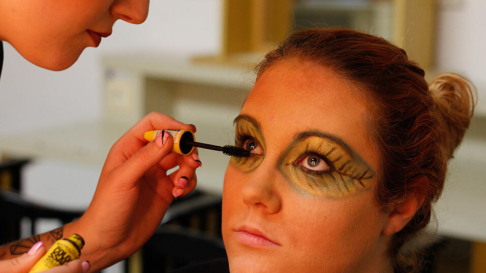 7. Sind die Augen in den verschiedenen Grüntönen bemalt, werden die Wimpern noch kräftig getuscht. Das betont die Augen. (Foto: Susanne Raith) 7. Sind die Augen in den verschiedenen Grüntönen bemalt, werden die Wimpern noch kräftig getuscht. Das betont die Augen. (Foto: Susanne Raith)