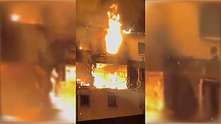 Nach der Explosion schlugen Flammen aus dem Wohnhaus. Nach der Explosion schlugen Flammen aus dem Wohnhaus.