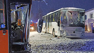 Die beiden Linienbusse kollidierten bei einsetzendem Schneefall frontal. Die Insassen hatten Glück im Unglück. Die beiden Linienbusse kollidierten bei einsetzendem Schneefall frontal. Die Insassen hatten Glück im Unglück.