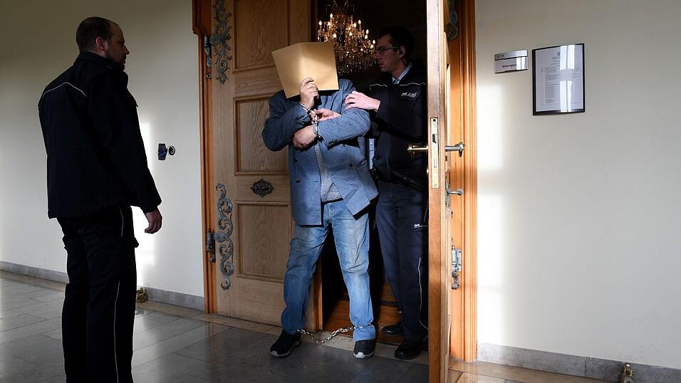 Weil er drei Menschen getötet hat, wurde der Mann zu lebenslanger Haft verurteilt. (Archivbild)