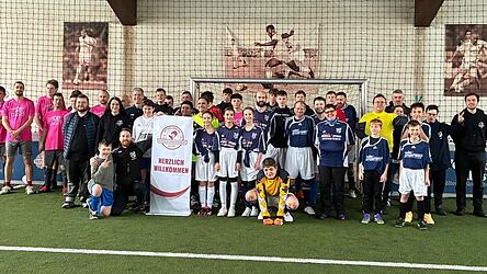 Die Mannschaften auf einen Blick, dazu vorne mit dem Begr&uuml;&szlig;ungs-Banner Organisator Florian Hacker aus Kollnburg