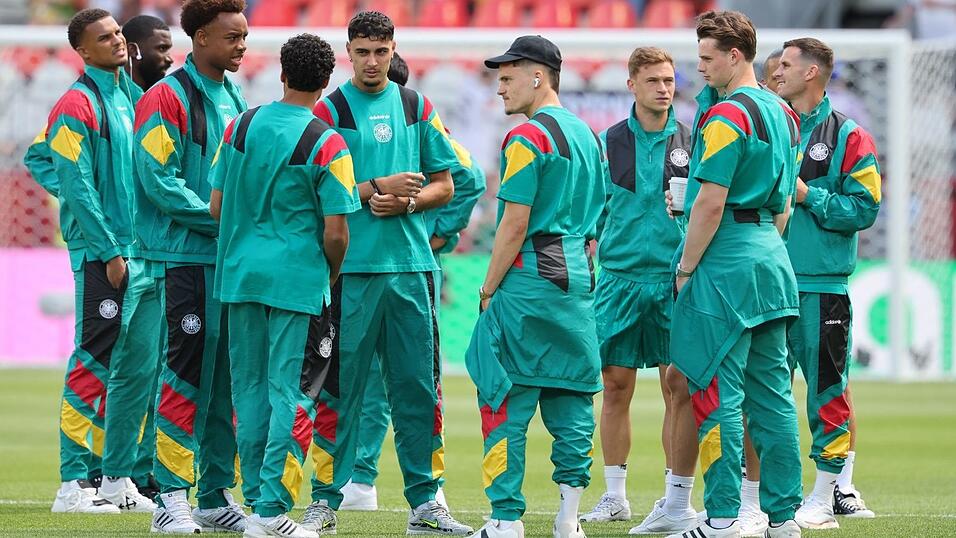 Die deutschen Spieler auf dem Stadionrasen nach der Ankunft. Die deutschen Spieler auf dem Stadionrasen nach der Ankunft.