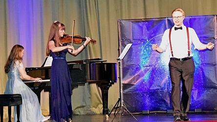 Julia Vogl, Veronika Pr&ouml;bstl und Stephan Schl&ouml;gl (v.l.) begeisterten in der Jahnhalle mit einer musikalischen Weltreise.