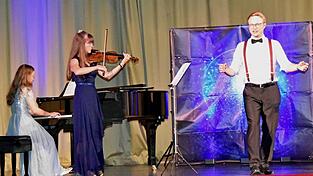 Julia Vogl, Veronika Pröbstl und Stephan Schlögl (v.l.) begeisterten in der Jahnhalle mit einer musikalischen Weltreise. Julia Vogl, Veronika Pröbstl und Stephan Schlögl (v.l.) begeisterten in der Jahnhalle mit einer musikalischen Weltreise.